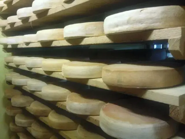Cave raclettes lait cru près de Dole